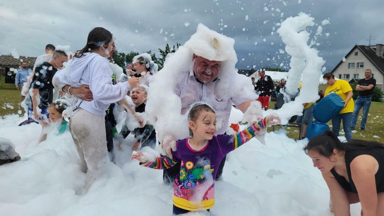 uczestnicy festynu w miardowie