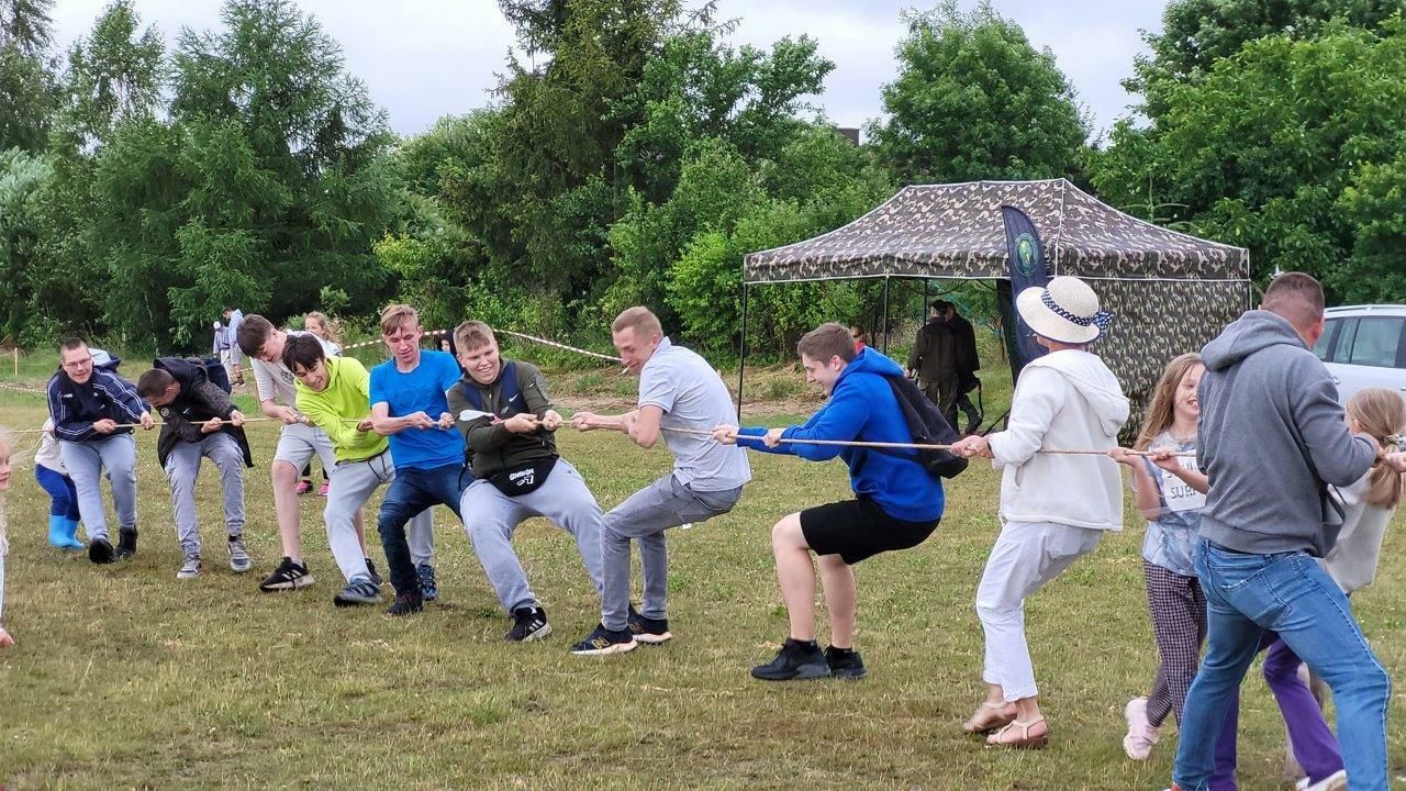 uczestnicy festynu w miardowie