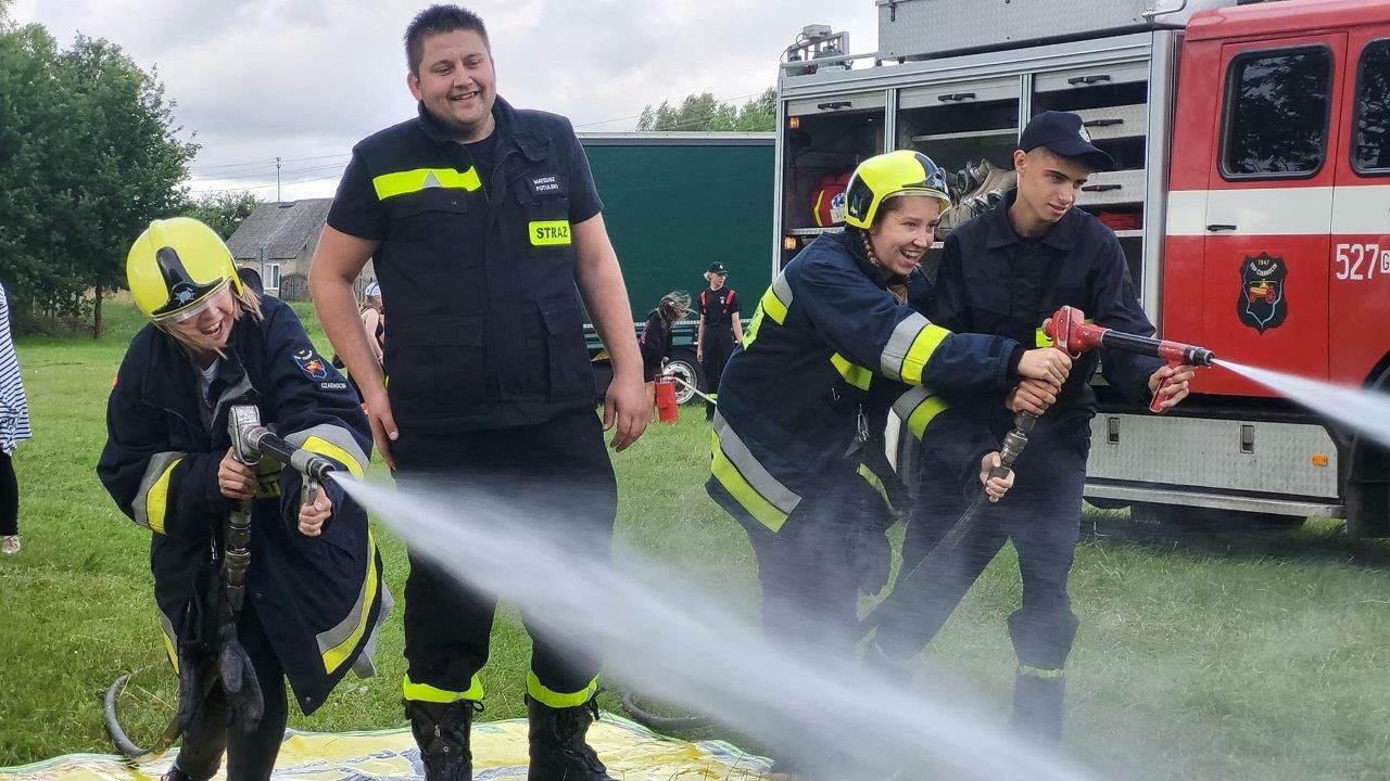 uczestnicy festynu w semlinie