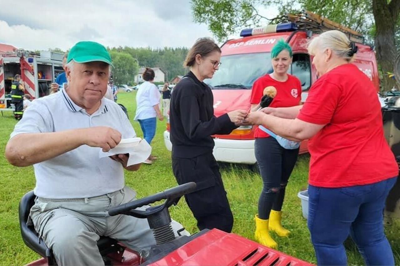 uczestnicy festynu w semlinie