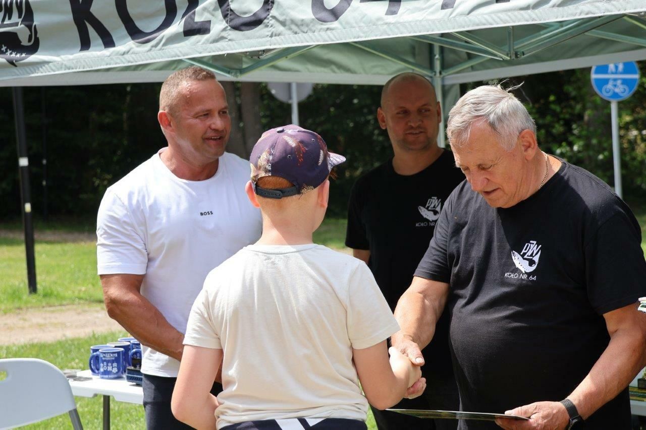 wędkarze uczestnicy zawodów o puchar wójta