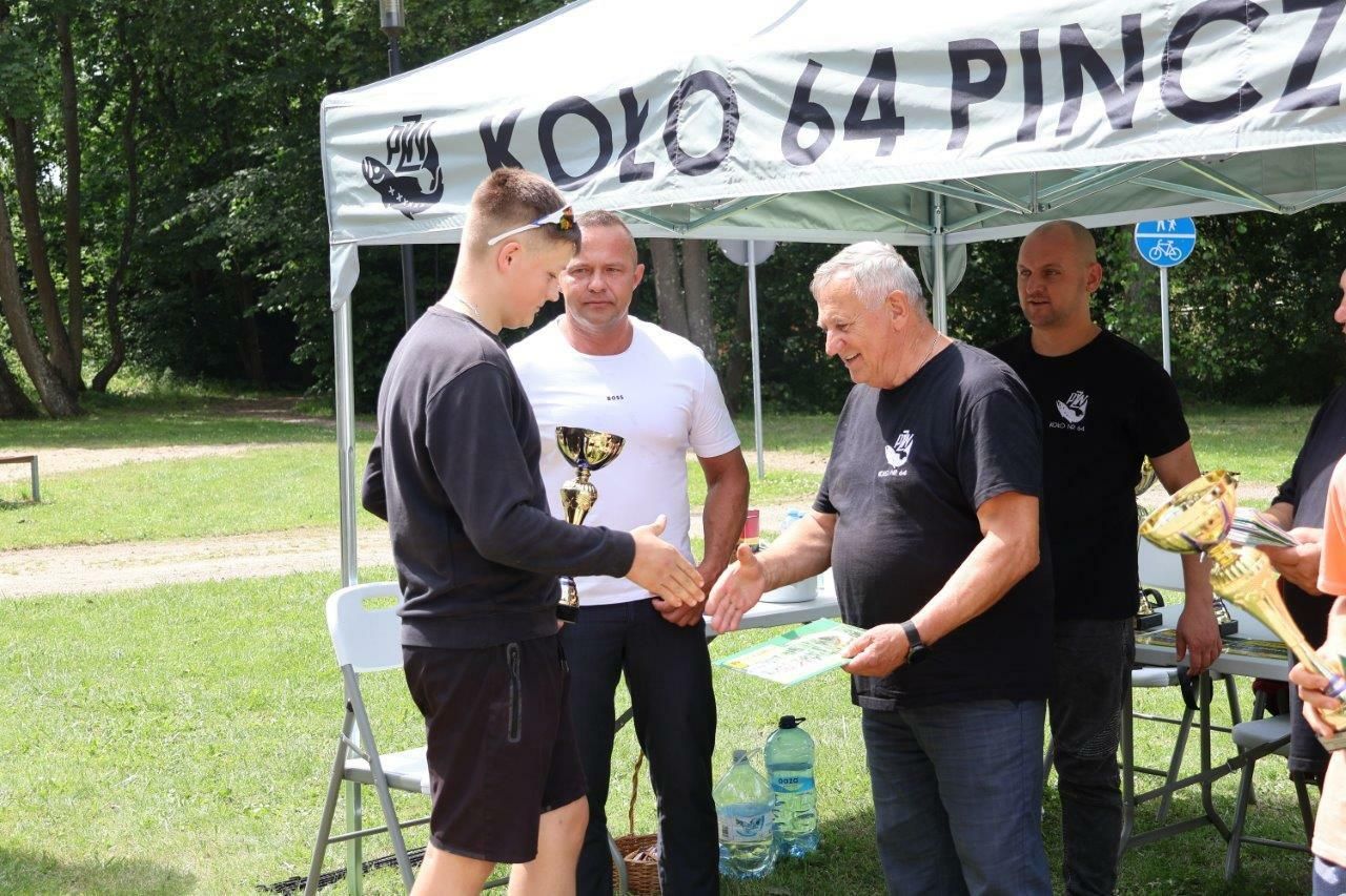wędkarze uczestnicy zawodów o puchar wójta