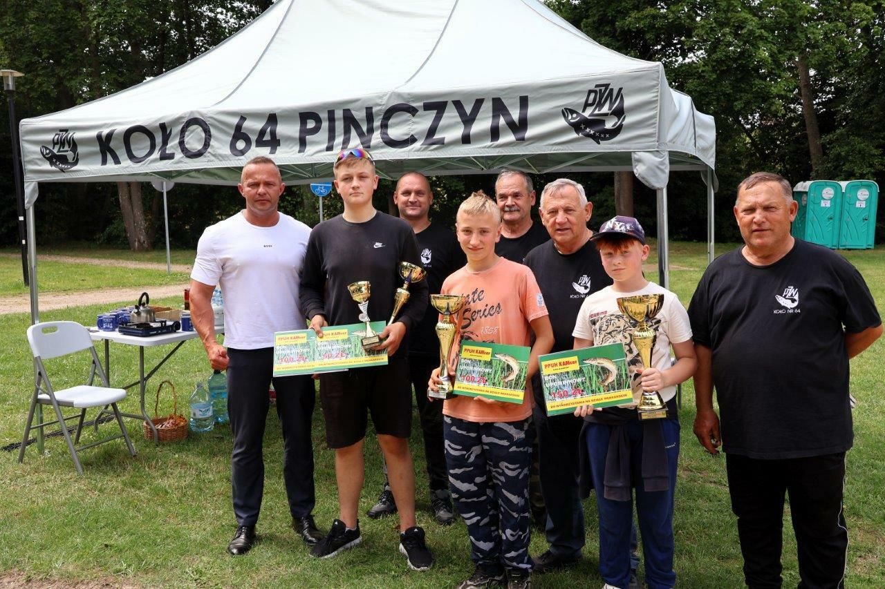 wędkarze uczestnicy zawodów o puchar wójta