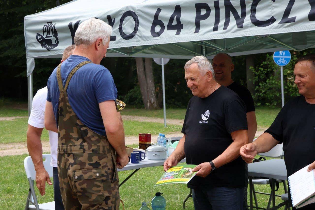 wędkarze uczestnicy zawodów o puchar wójta