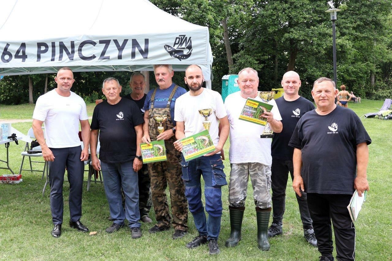 wędkarze uczestnicy zawodów o puchar wójta