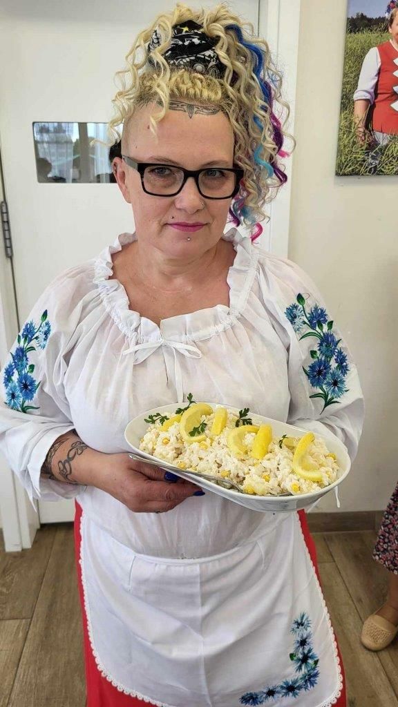 modraki w świetlicy wiejskiej podczas wesela
