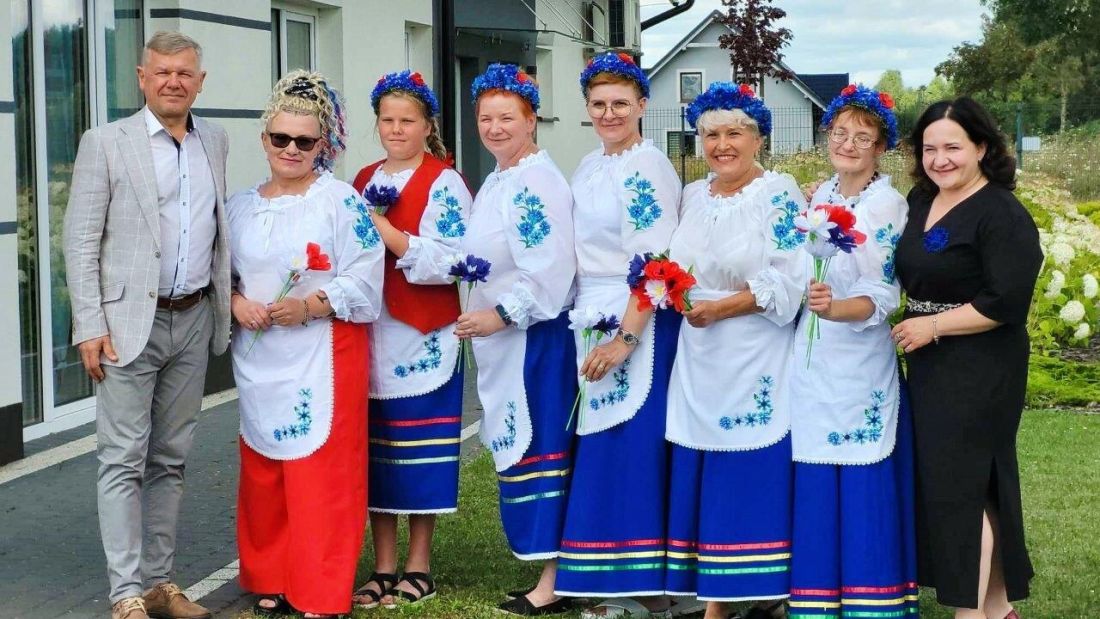 modraki w świetlicy wiejskiej podczas wesela