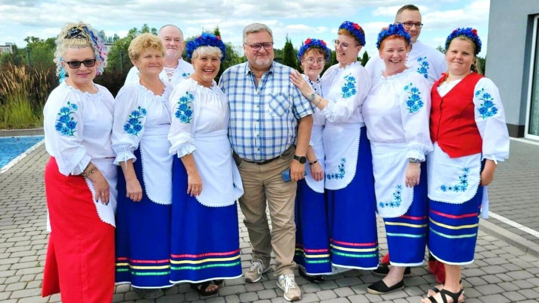 modraki w świetlicy wiejskiej podczas wesela