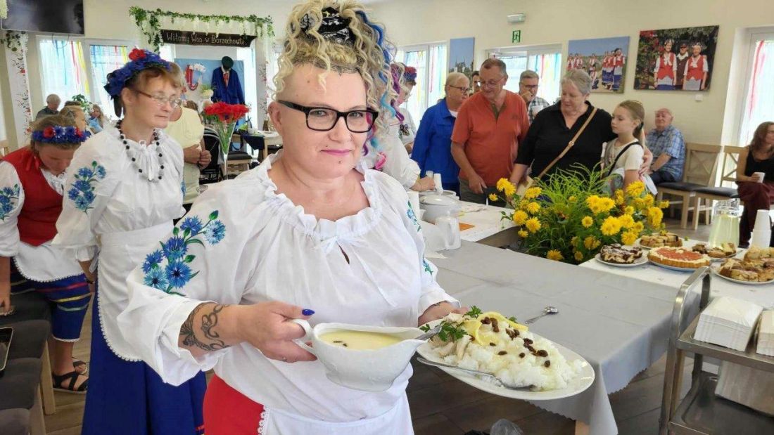 modraki w świetlicy wiejskiej podczas wesela