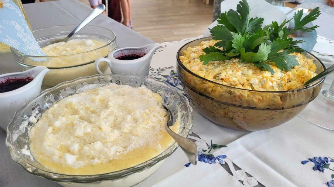 modraki w świetlicy wiejskiej podczas wesela