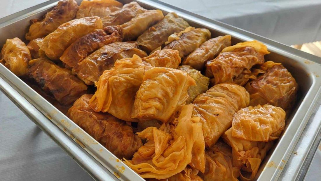 modraki w świetlicy wiejskiej podczas wesela