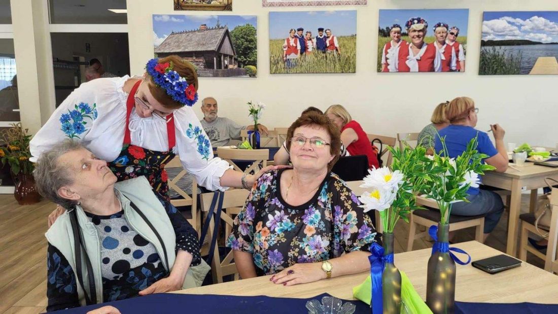 modraki w świetlicy wiejskiej podczas wesela