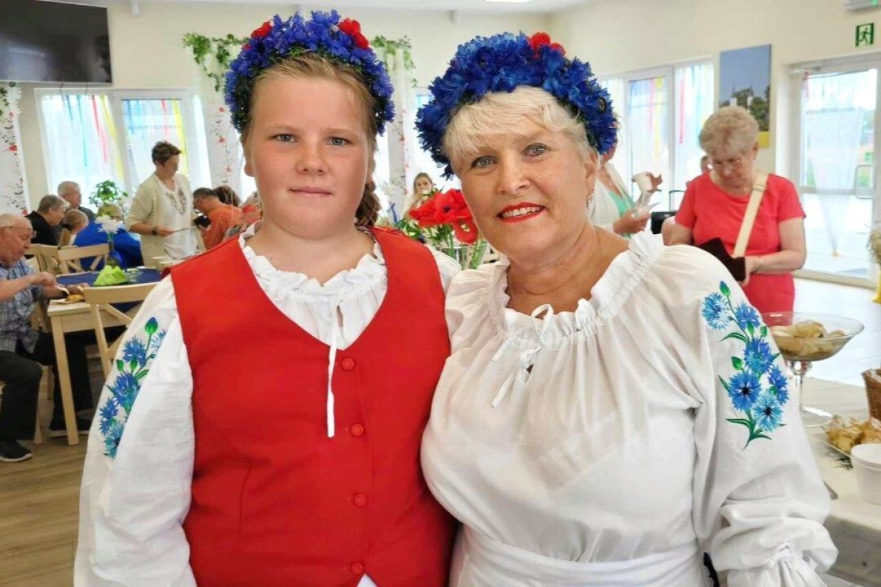 modraki w świetlicy wiejskiej podczas wesela