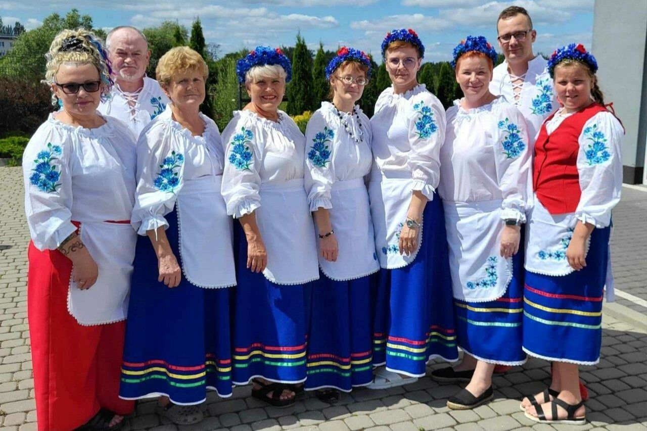 modraki w świetlicy wiejskiej podczas wesela