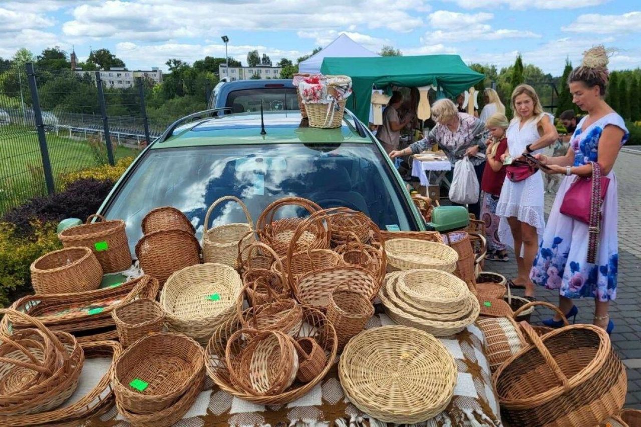 modraki w świetlicy wiejskiej podczas wesela