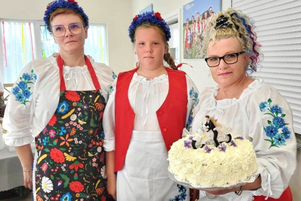 modraki w świetlicy wiejskiej podczas wesela