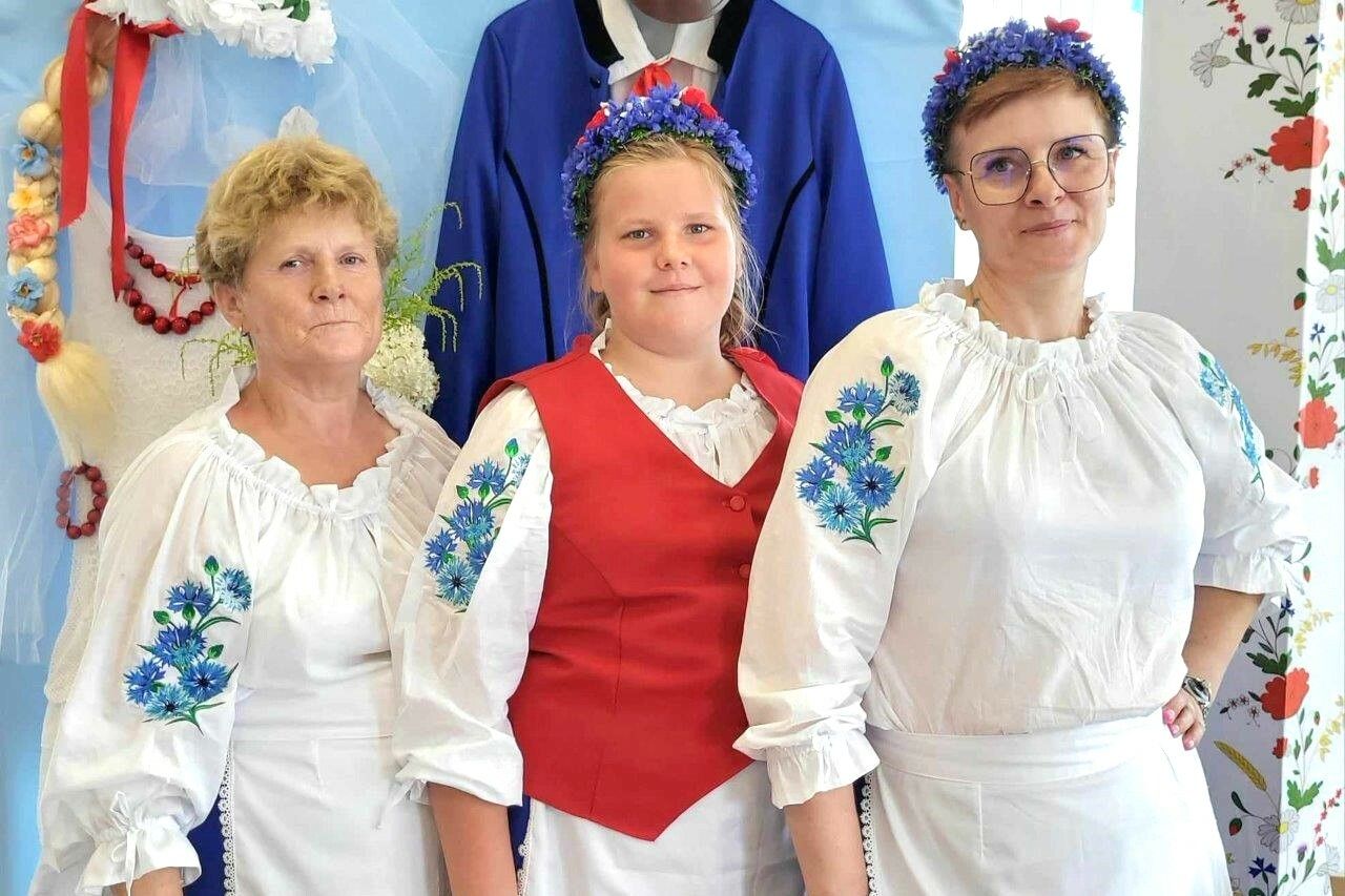 modraki w świetlicy wiejskiej podczas wesela