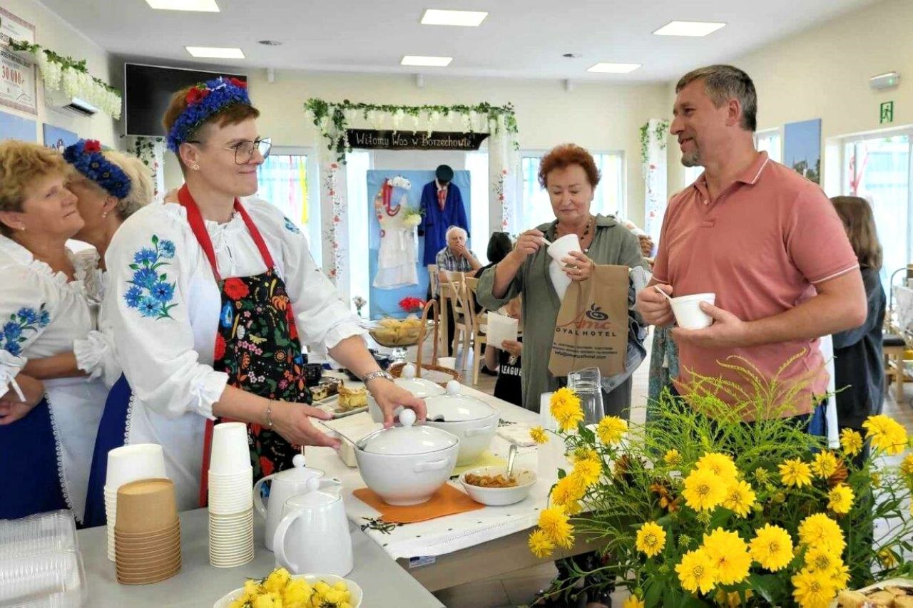 modraki w świetlicy wiejskiej podczas wesela