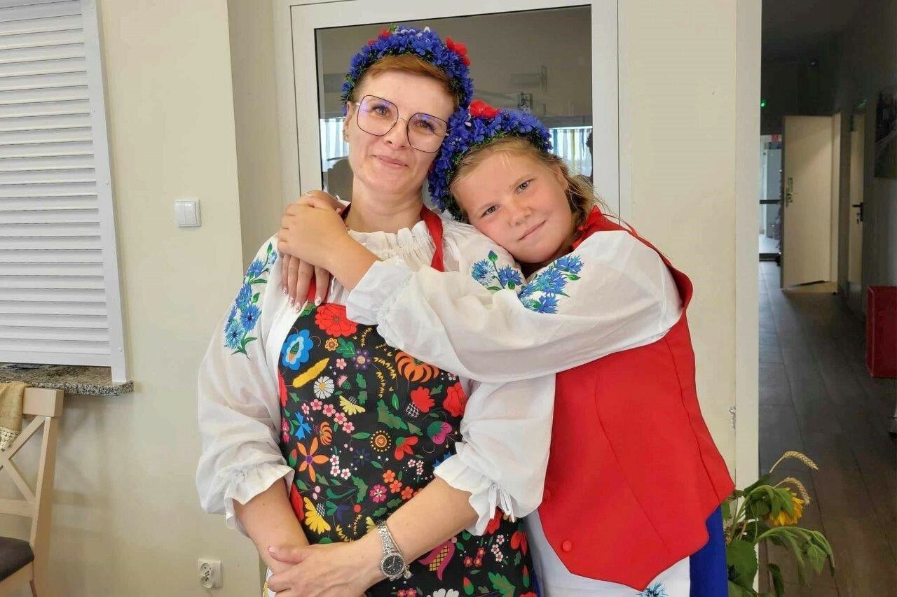 modraki w świetlicy wiejskiej podczas wesela