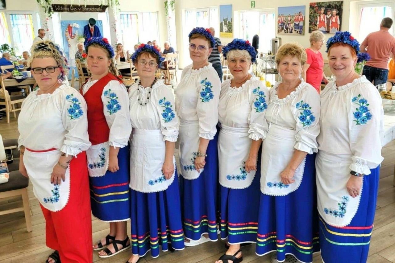 modraki w świetlicy wiejskiej podczas wesela