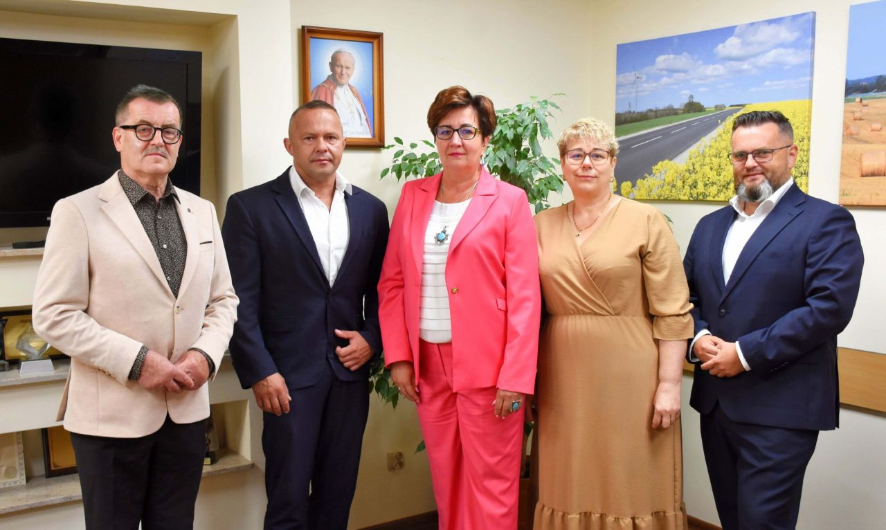 dwie kobiety i trzech mężczyzn czyli władze gminy zblewo