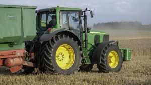 traktor na polu