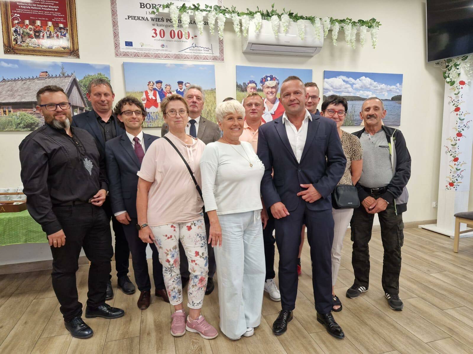 grupa ludzi stojąca wspólnie na sali - nowe władze sołeckie