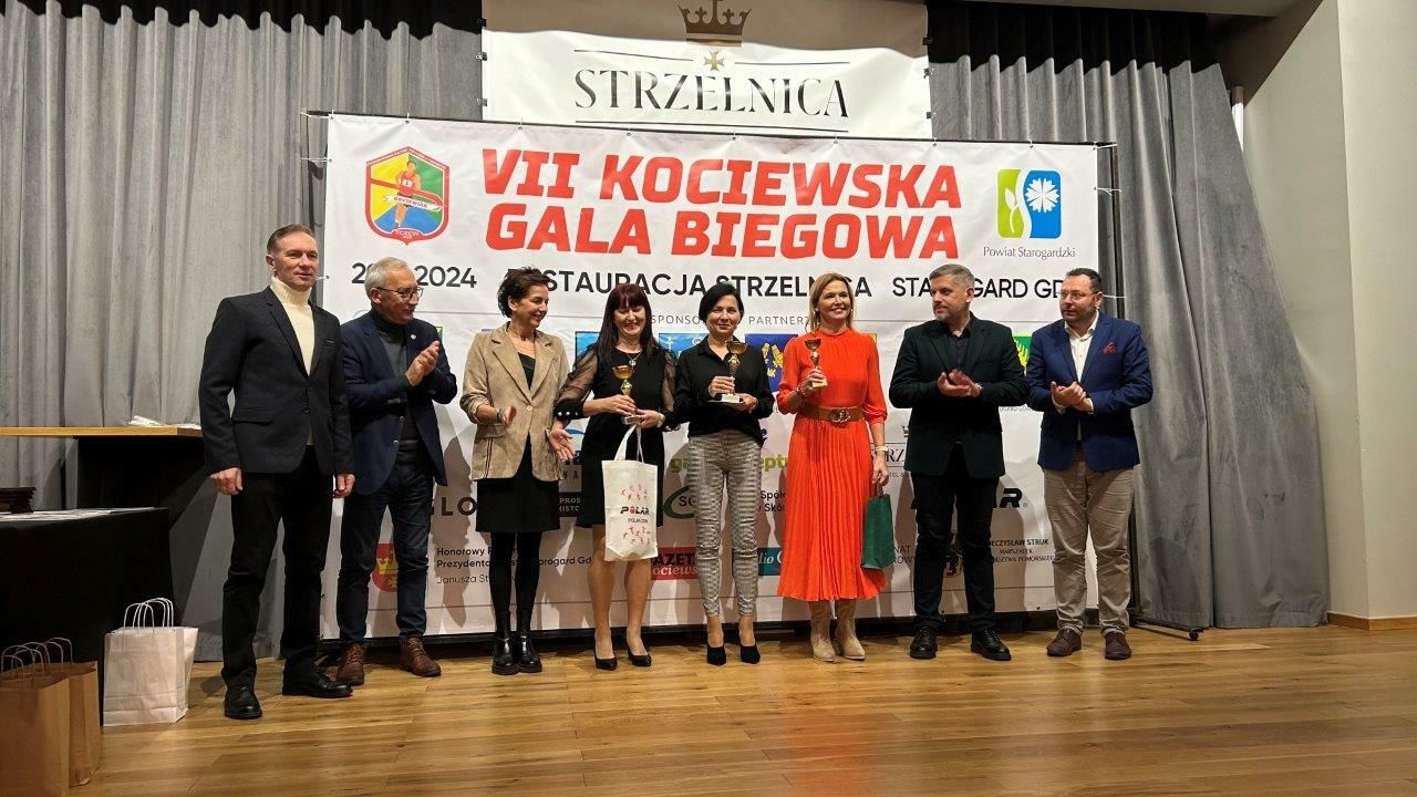 biegacze z pucharami nagrodzeni