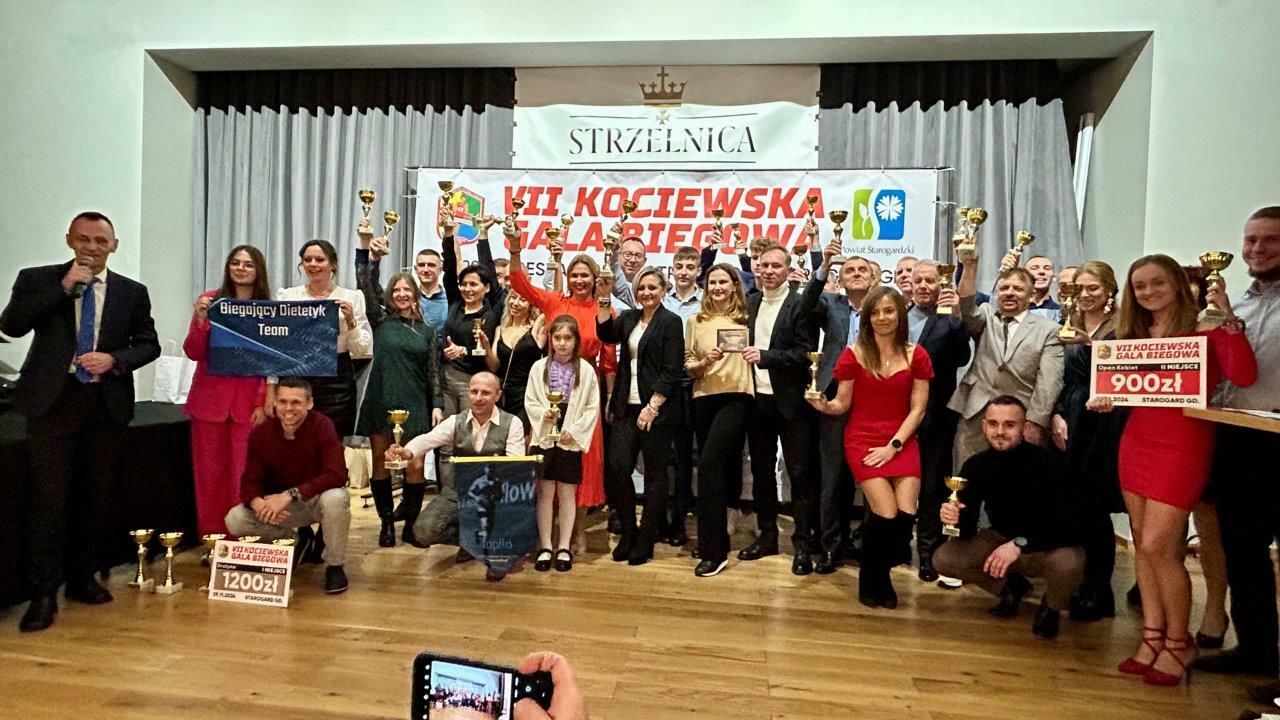 biegacze z pucharami nagrodzeni