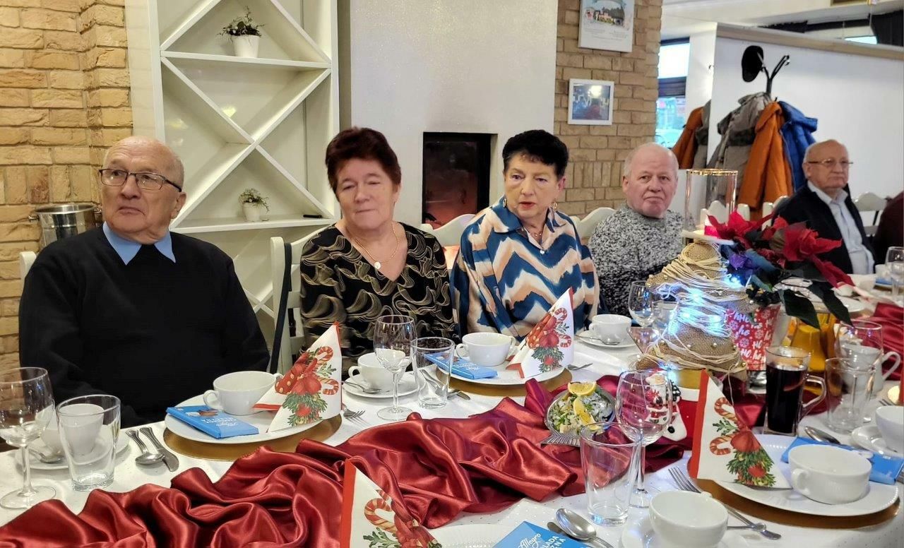 seniorzy na spotkaniu opłatkowym