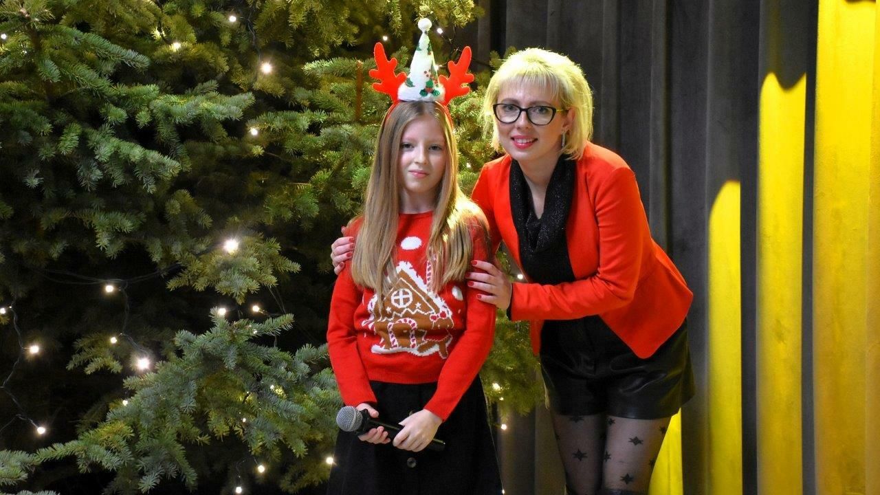 dzieci radosne na mikołajkach