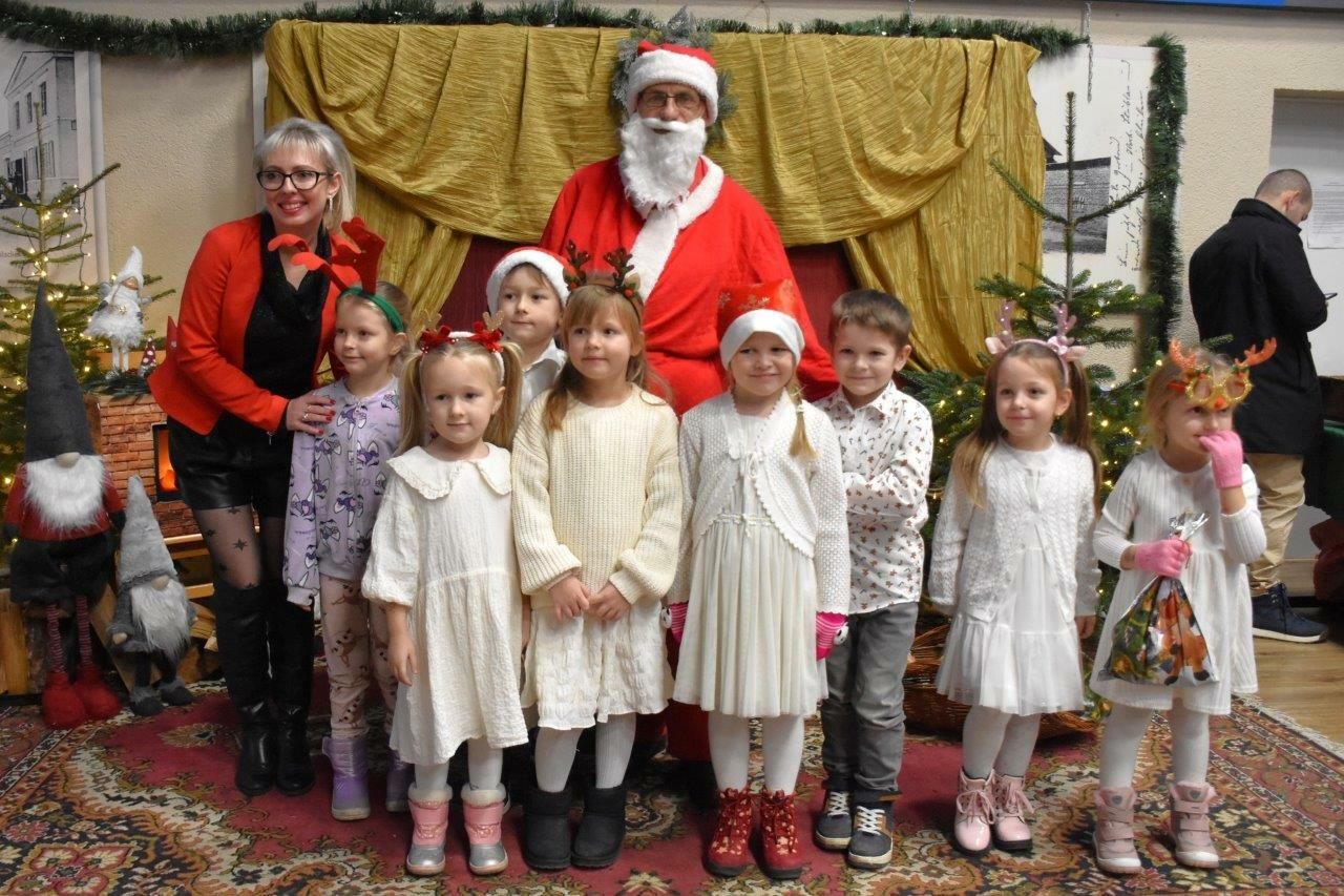 dzieci bawiace się na mikołajkach
