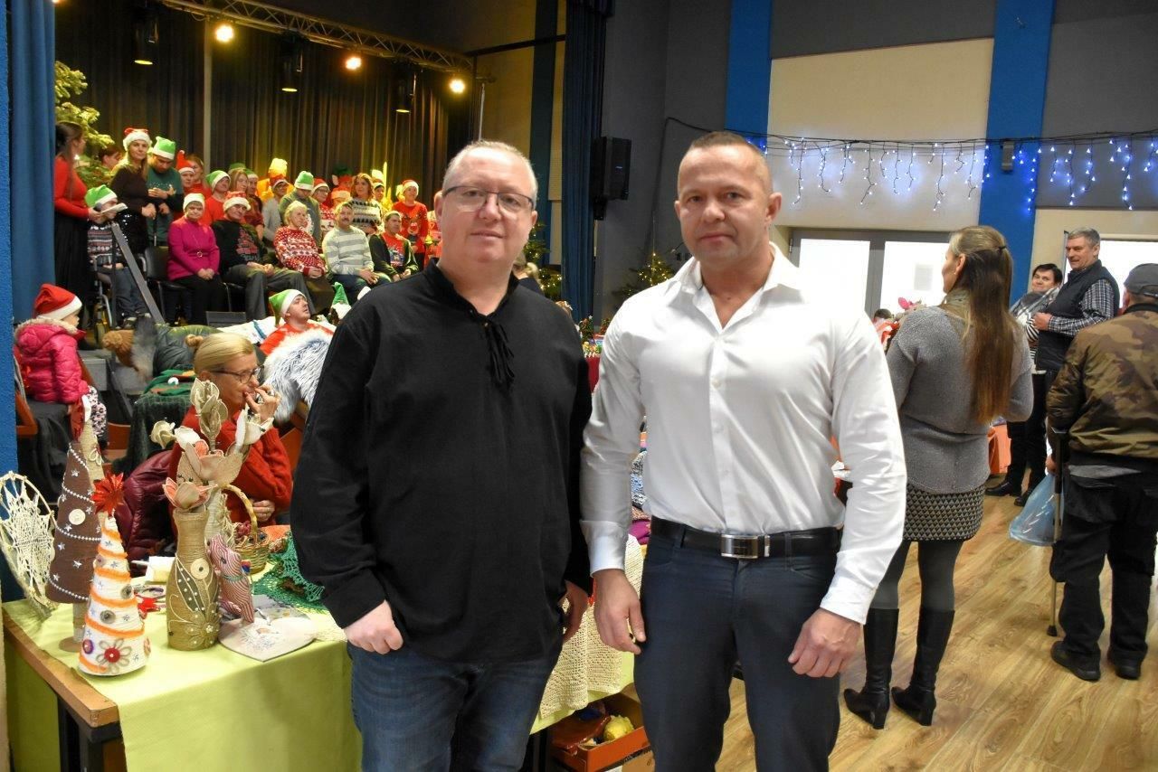 dzieci bawiace się na mikołajkach