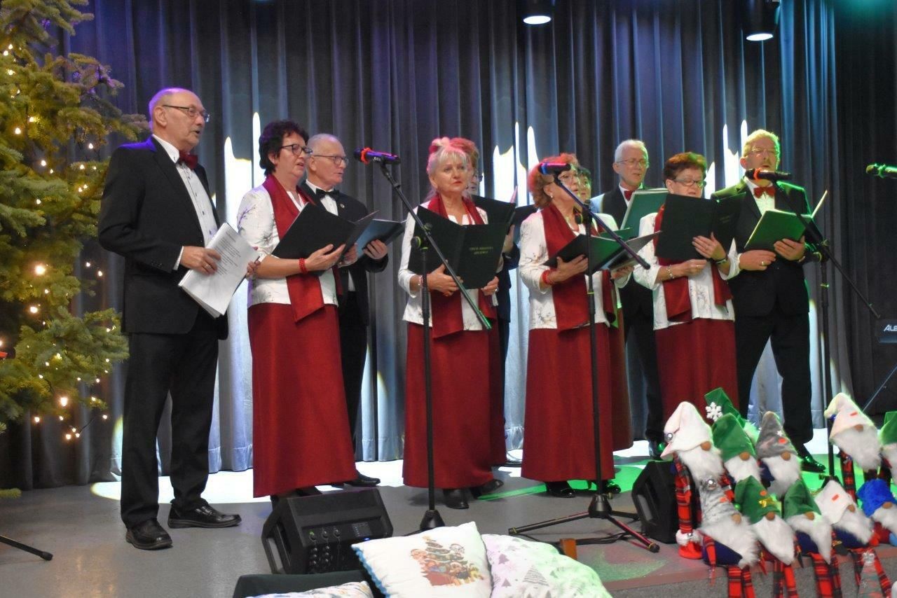 dzieci bawiace się na mikołajkach