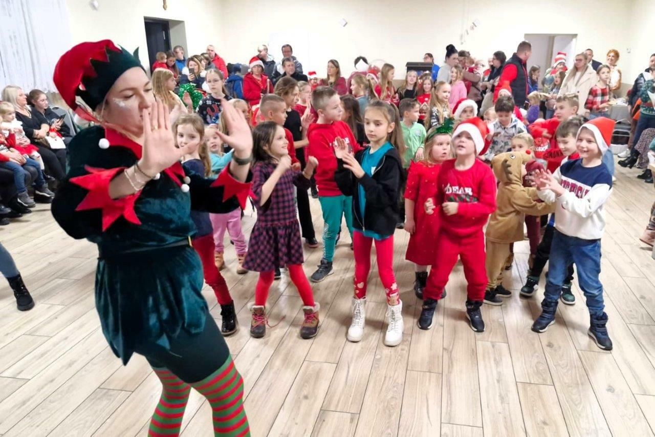 dzieci bawiace się na mikołajkach