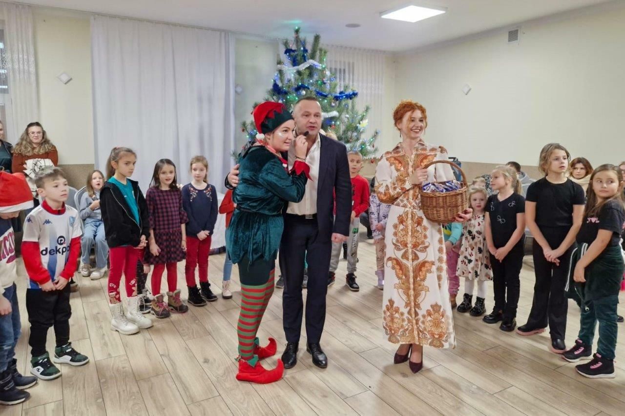 dzieci bawiace się na mikołajkach