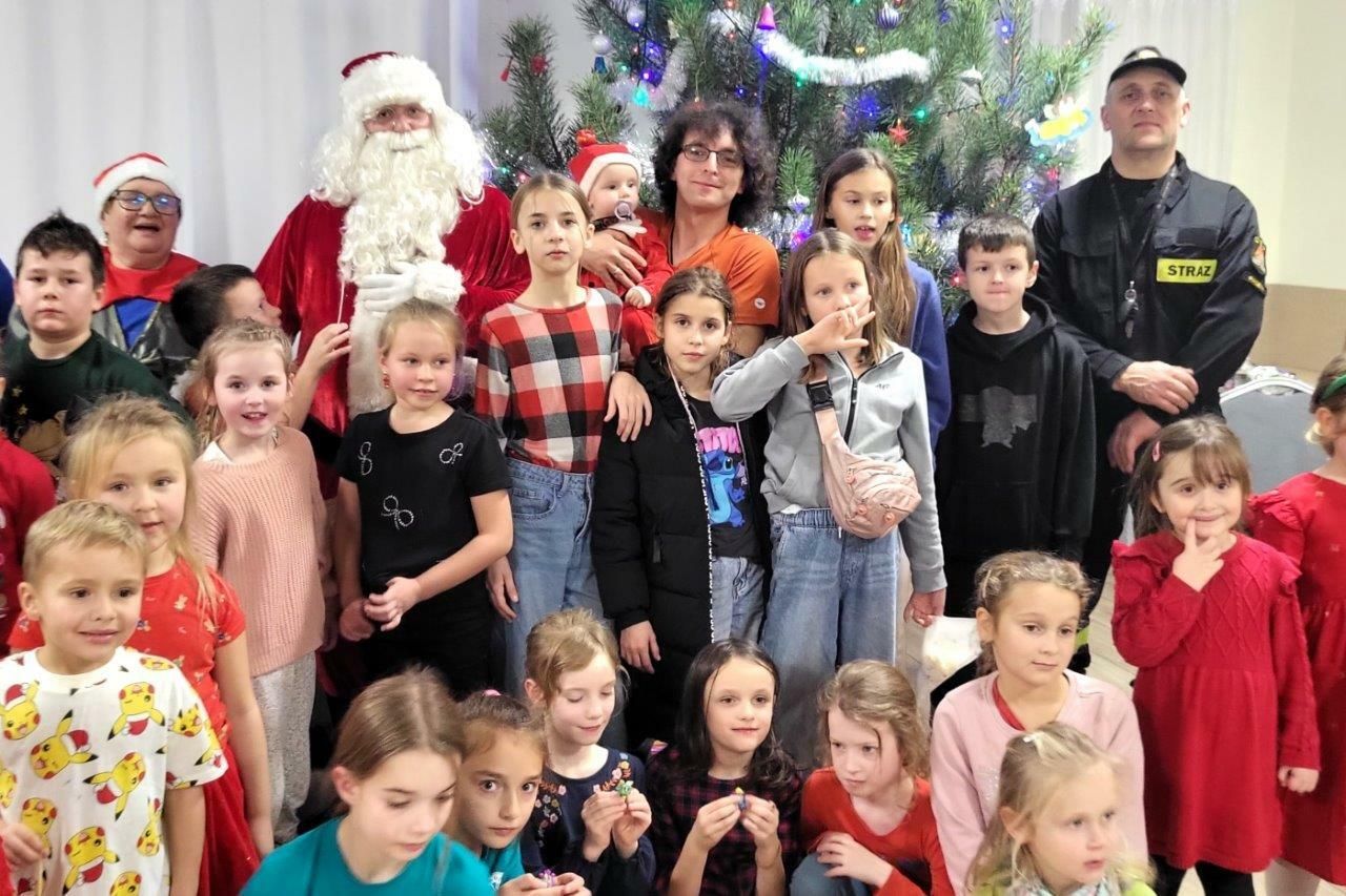 dzieci bawiace się na mikołajkach