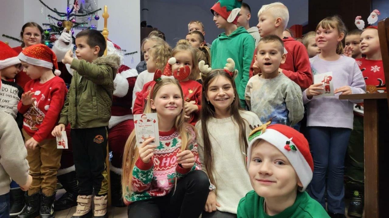 dzieci bawiace się na mikołajkach