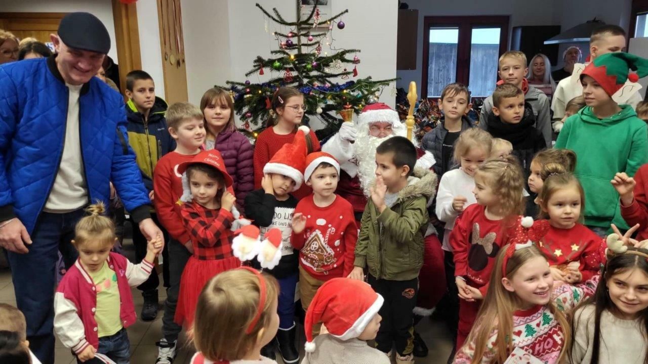 dzieci bawiace się na mikołajkach