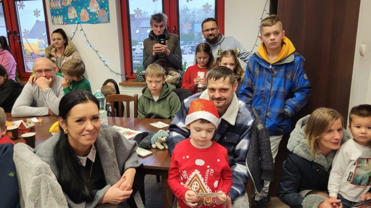 dzieci bawiace się na mikołajkach