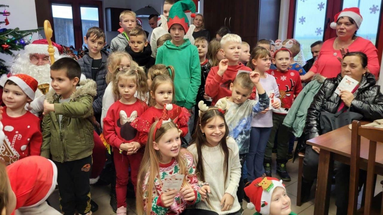 dzieci bawiace się na mikołajkach