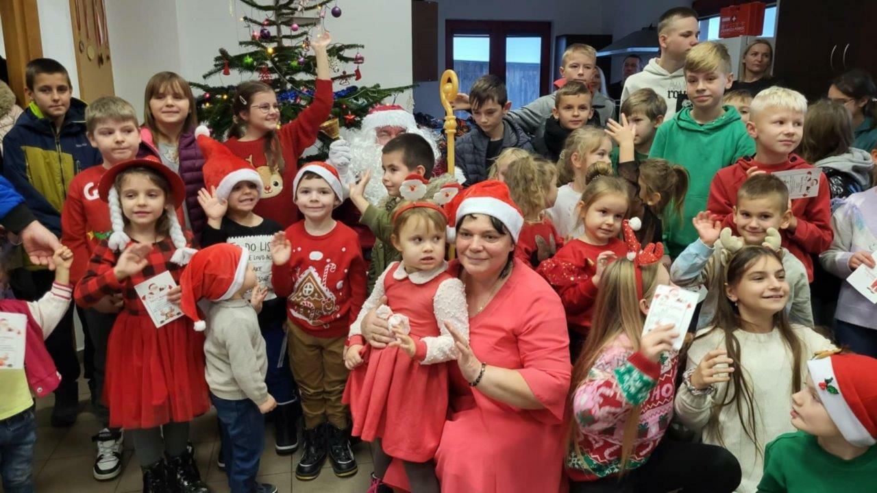 dzieci bawiace się na mikołajkach