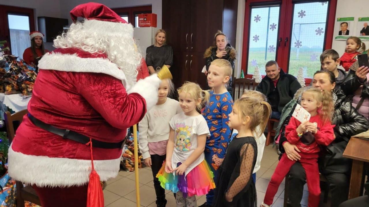 dzieci bawiace się na mikołajkach