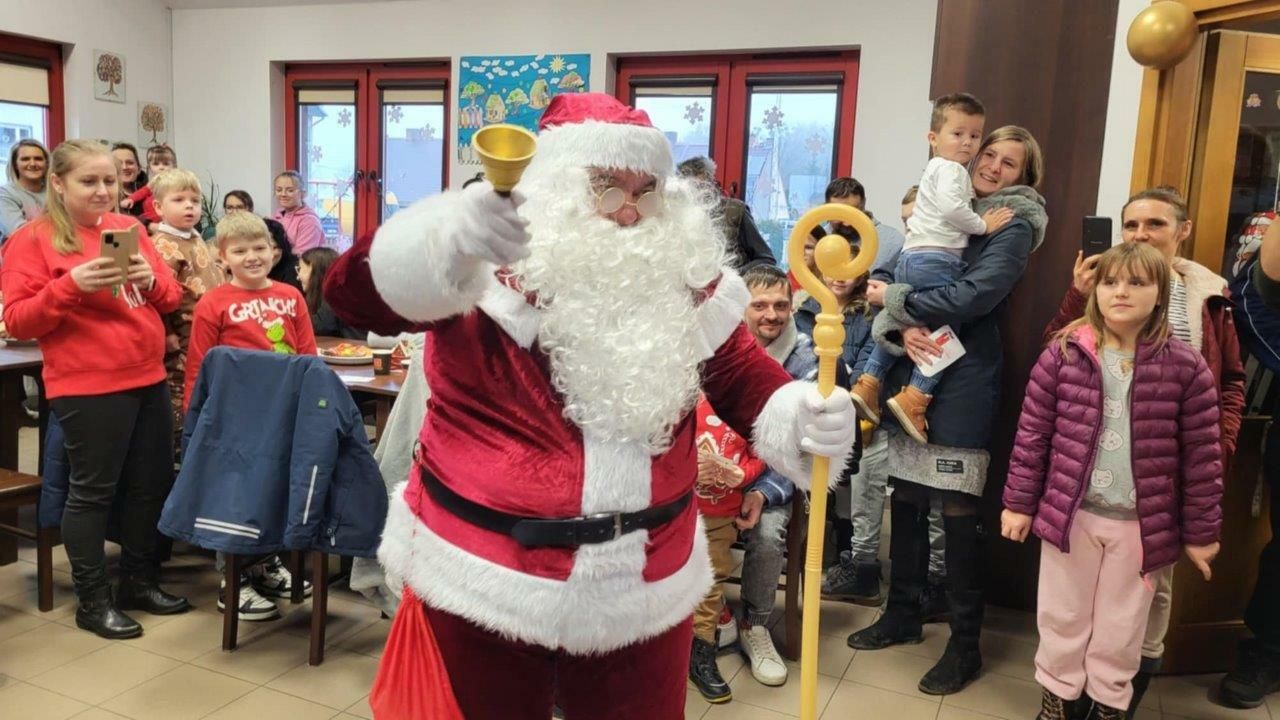 dzieci bawiace się na mikołajkach
