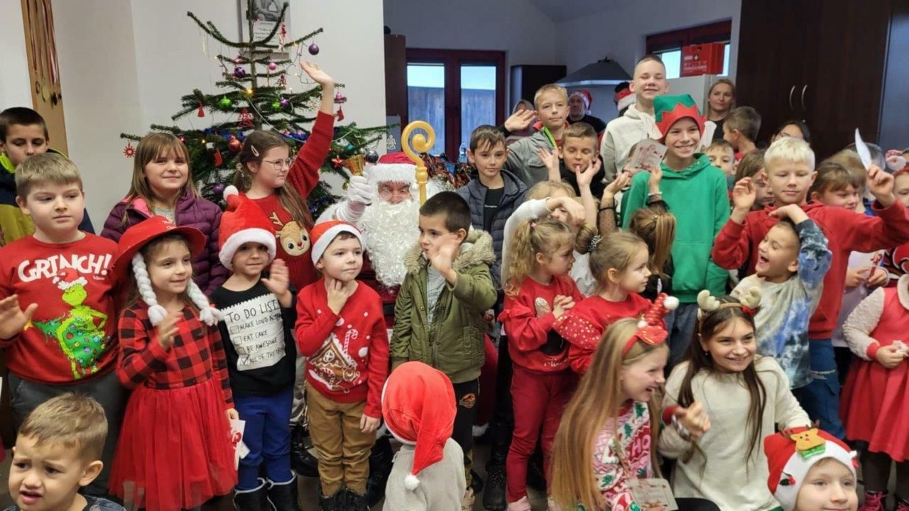 dzieci bawiace się na mikołajkach