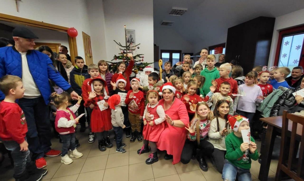 dzieci bawiace się na mikołajkach
