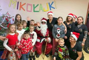 dzieci bawiace się na mikołajkach
