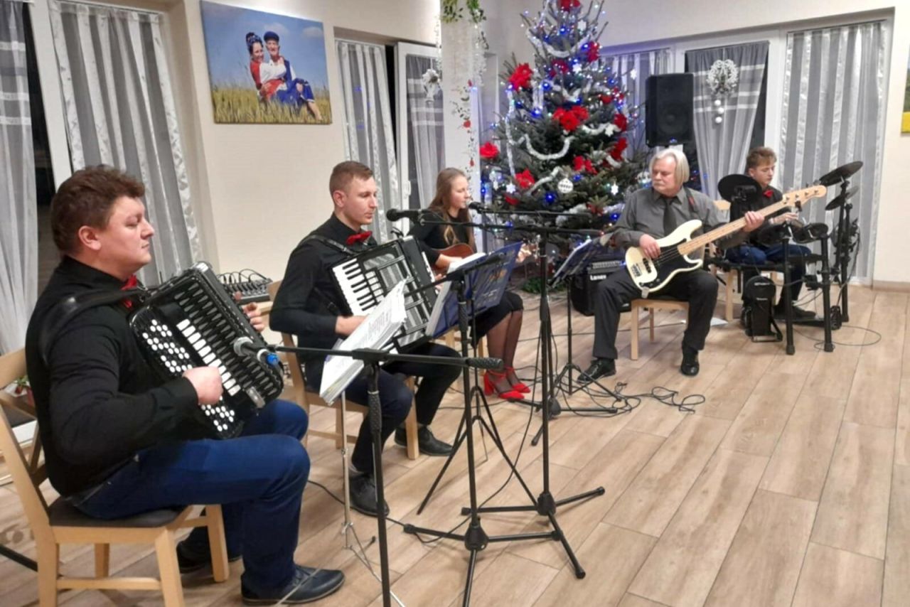 muzycy podczas koncertu w borzechowie