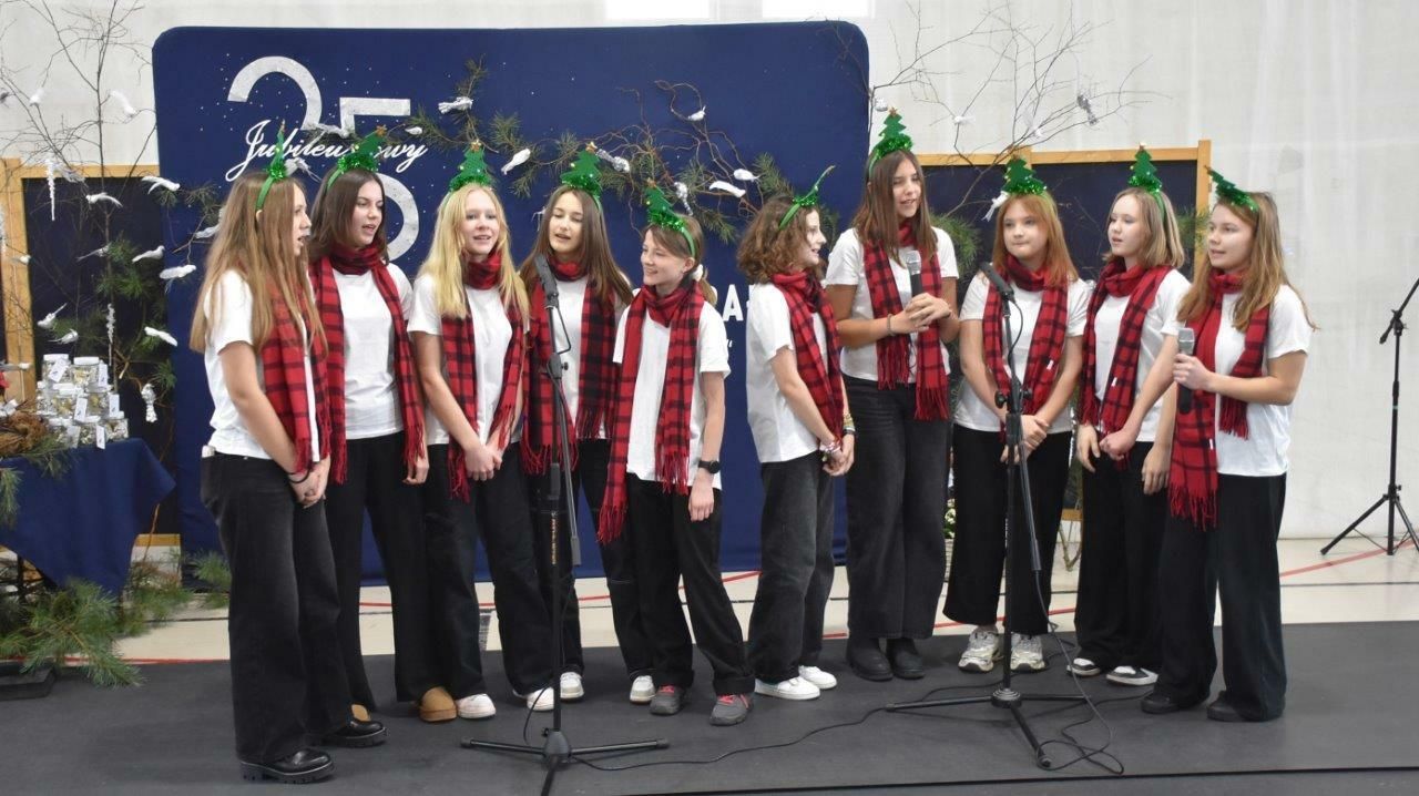 dzieci na scenie koncert kolęd