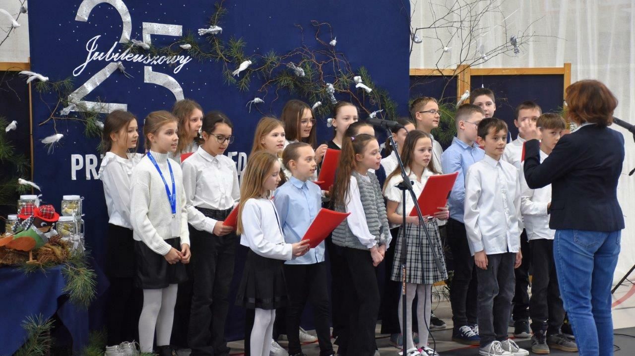 dzieci na scenie koncert kolęd